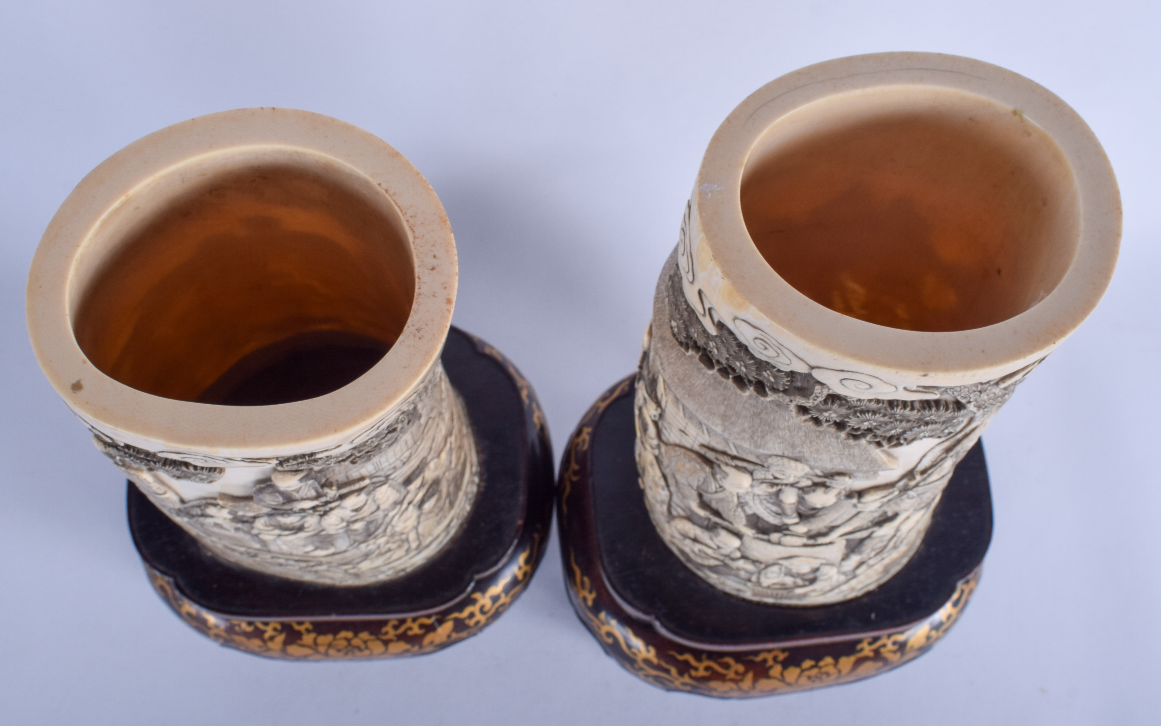 A LARGE PAIR OF 19TH CENTURY JAPANESE MEIJI PERIOD CARVED IVORY TUSK VASES upon lacquered bases. 37 - Bild 5 aus 5