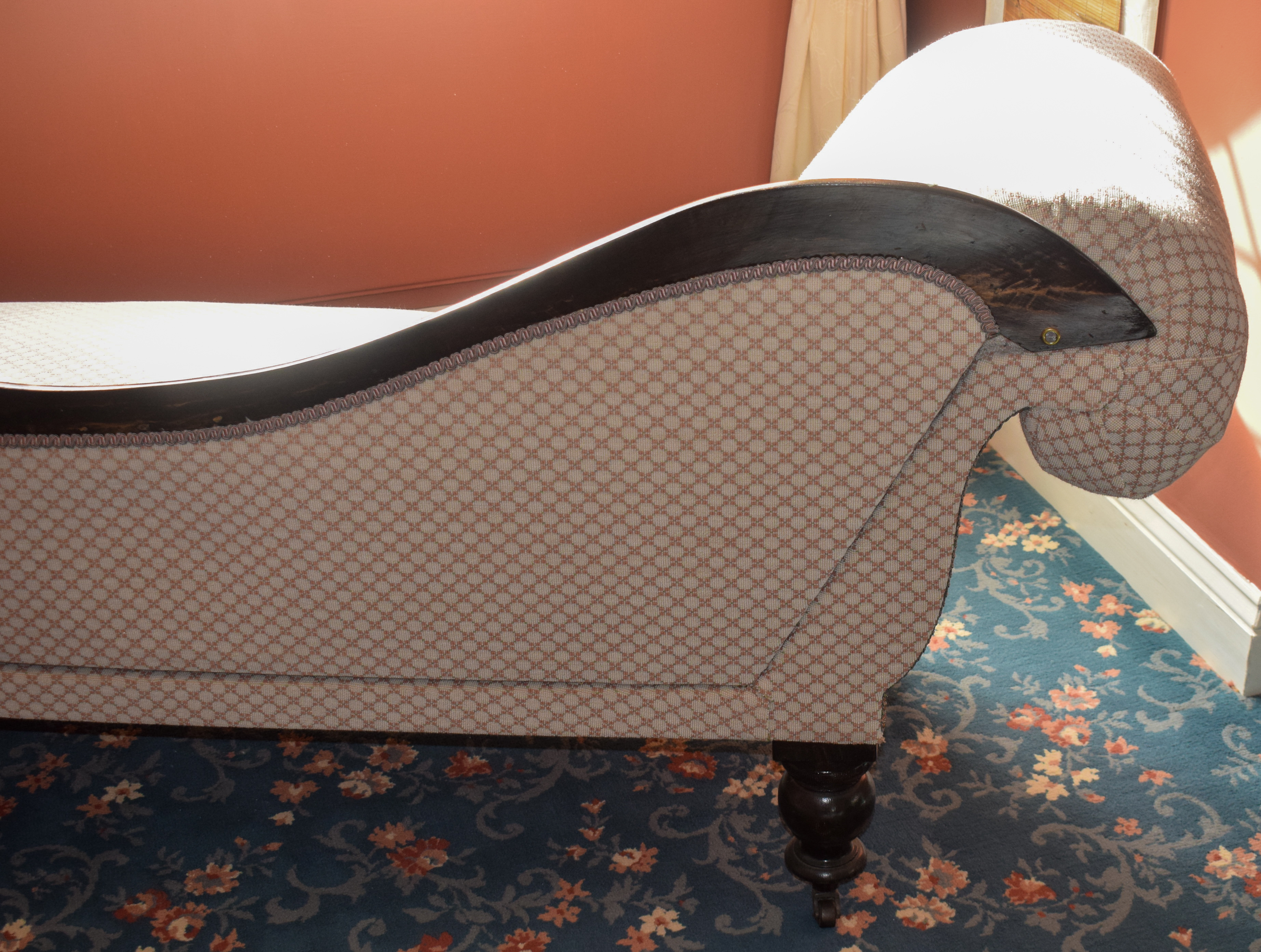 AN ANTIQUE CHAISE LOUNGE, honeycomb type upholstery. 80 cm x 190 cm. - Image 4 of 6