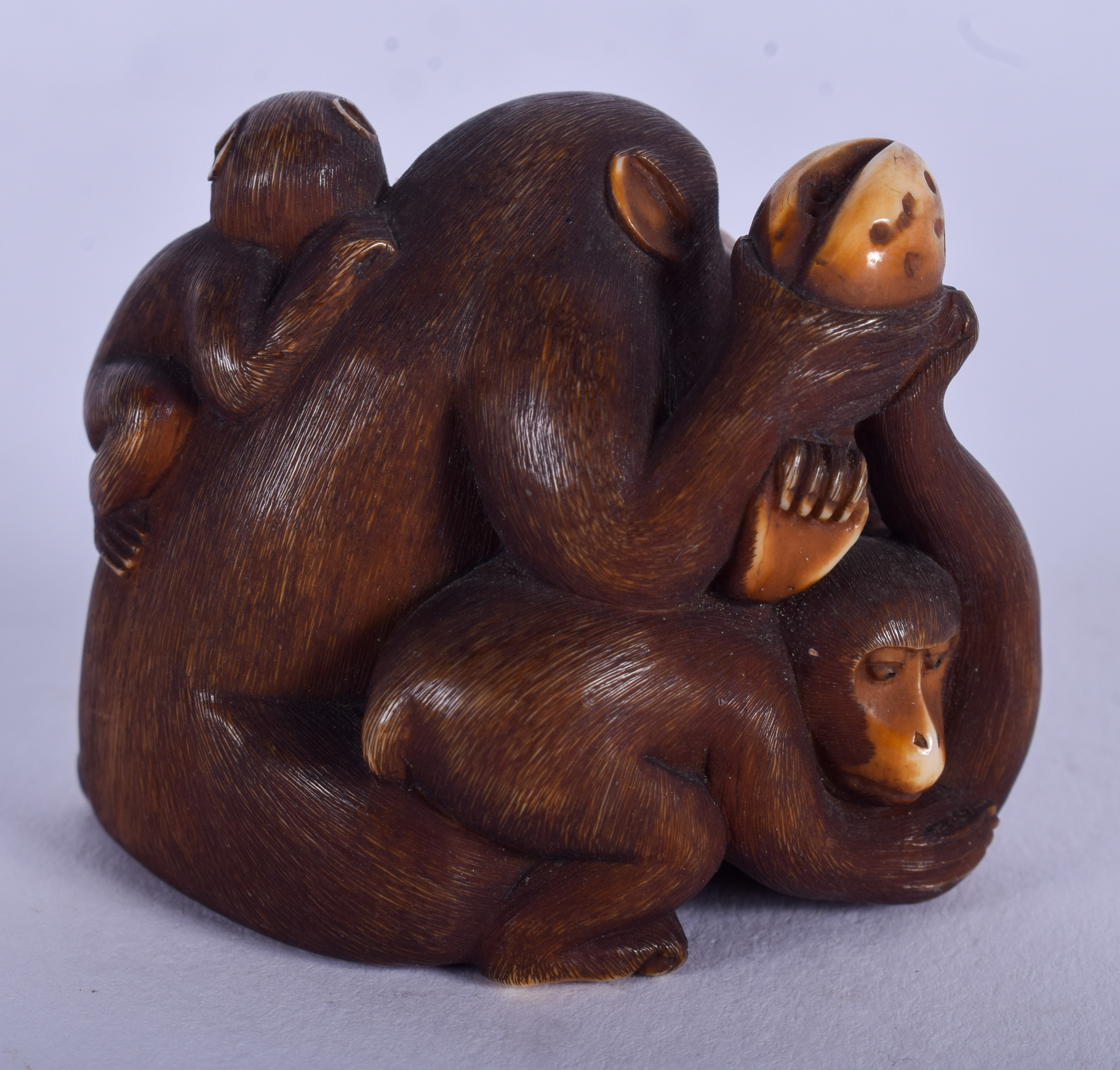 A FINE 19TH CENTURY JAPANESE MEIJI PERIOD STAINED IVORY OKIMONO modelled as grappling apes. 4 cm x - Bild 2 aus 3