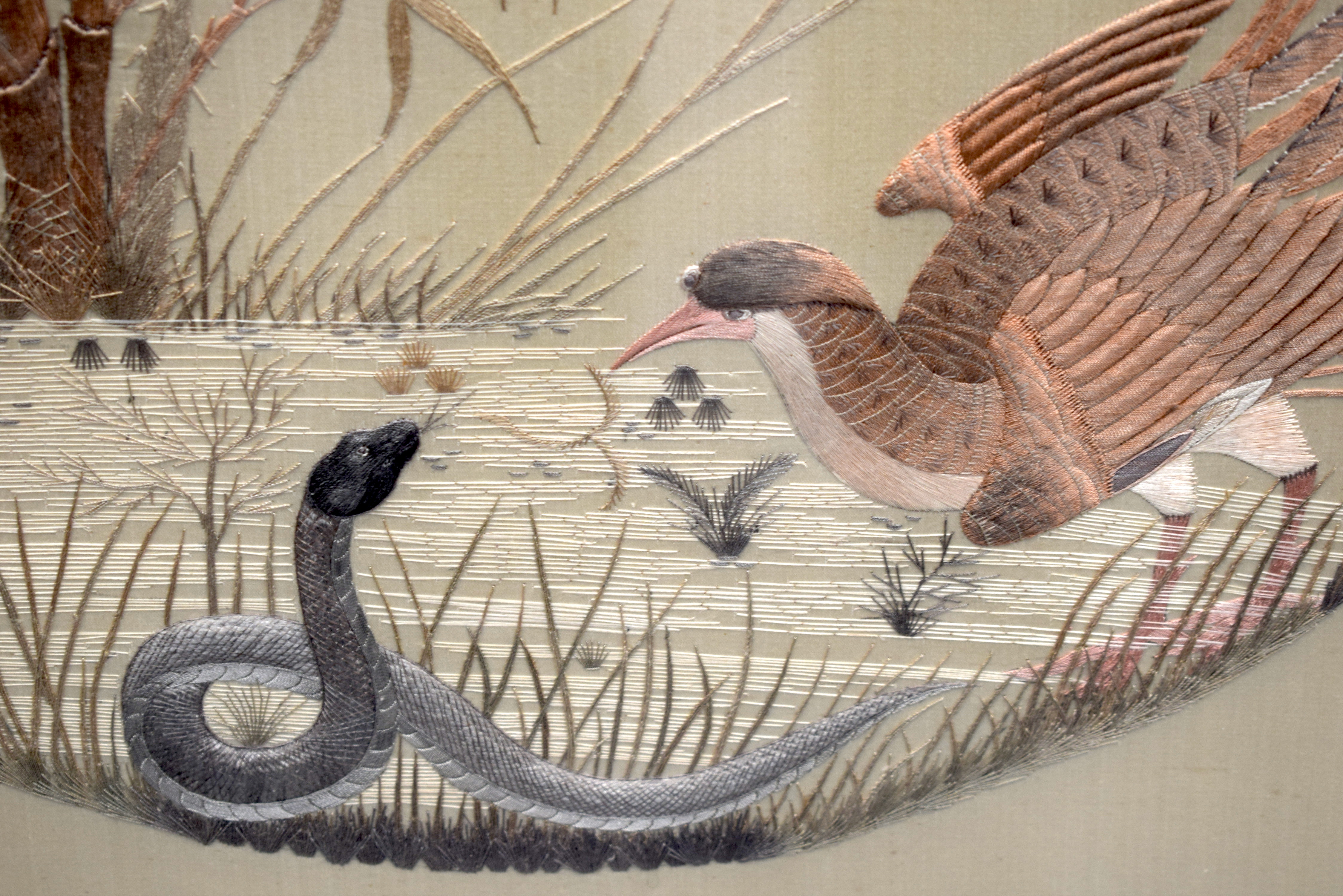 A HUGE EARLY 20TH CENTURY JAPANESE MEIJI PERIOD FRAMED SILK PANEL depicting birds and serpents with - Bild 2 aus 6