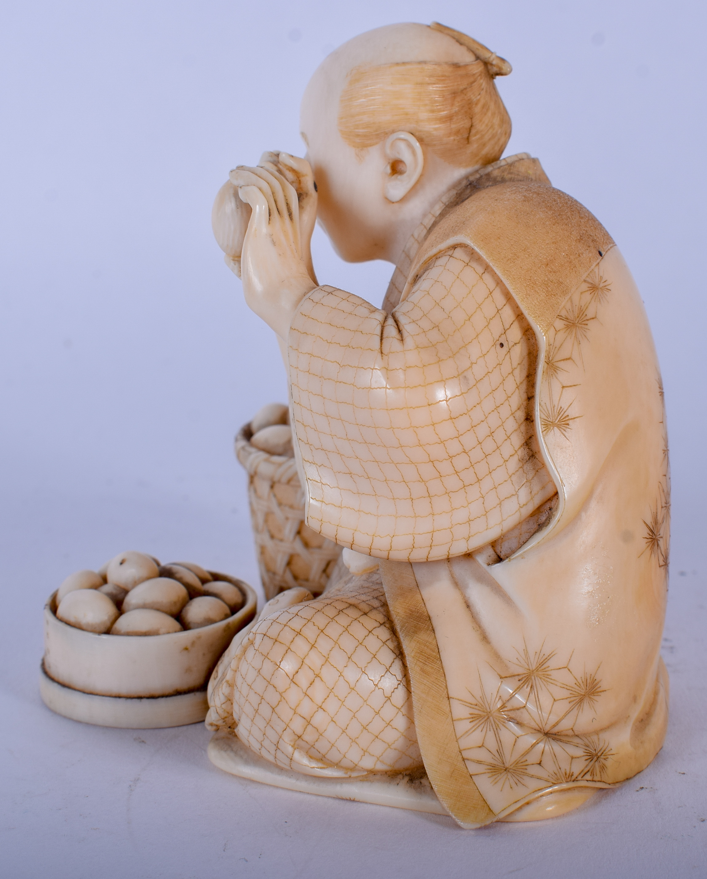 A LOVELY 19TH CENTURY JAPANESE MEIJI PERIOD CARVED IVORY OKIMONO modelled as a male inspecting eggs - Bild 2 aus 4