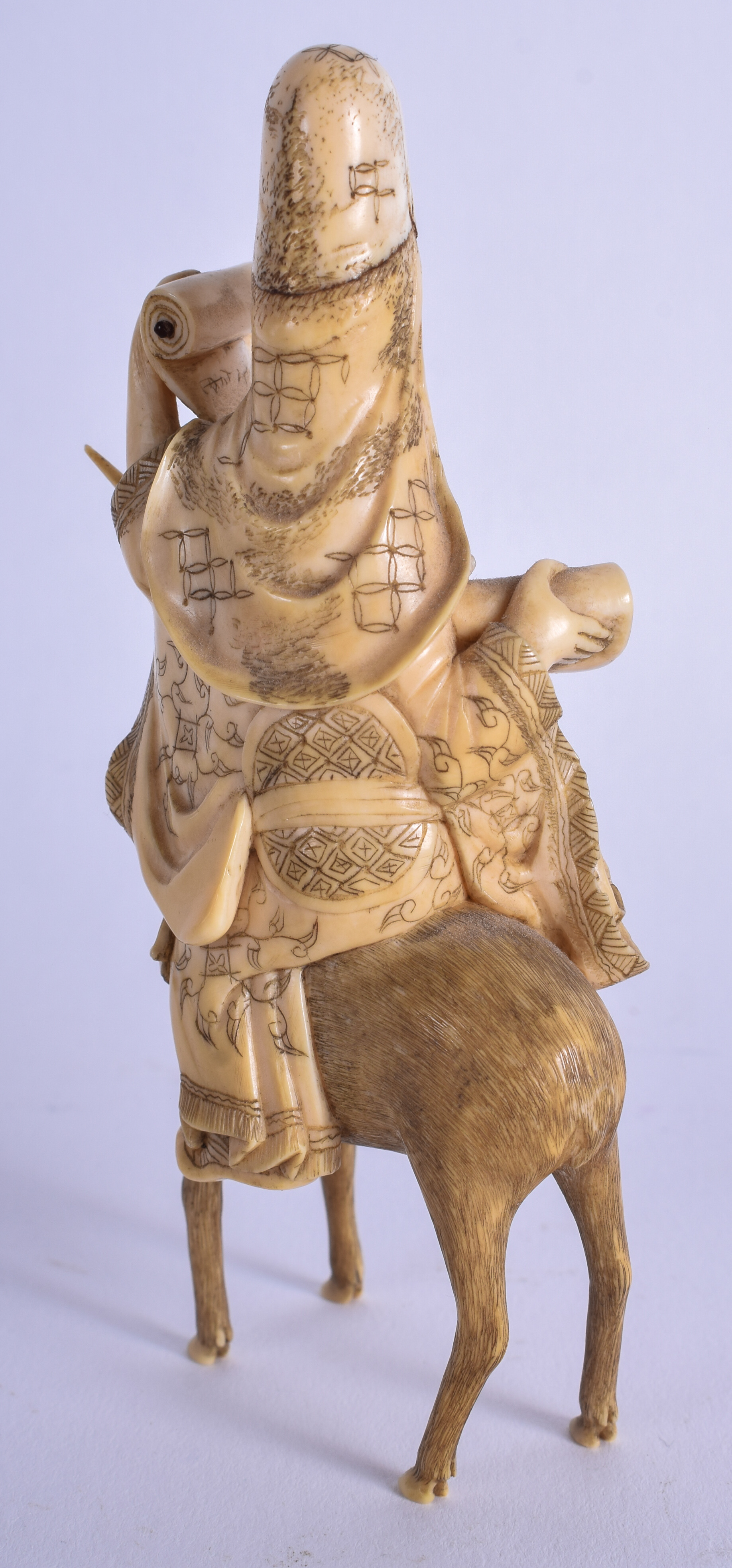 A FINE 19TH CENTURY JAPANESE MEIJI PERIOD CARVED IVORY OKIMONO modelled as a male holding a scroll. - Bild 3 aus 4