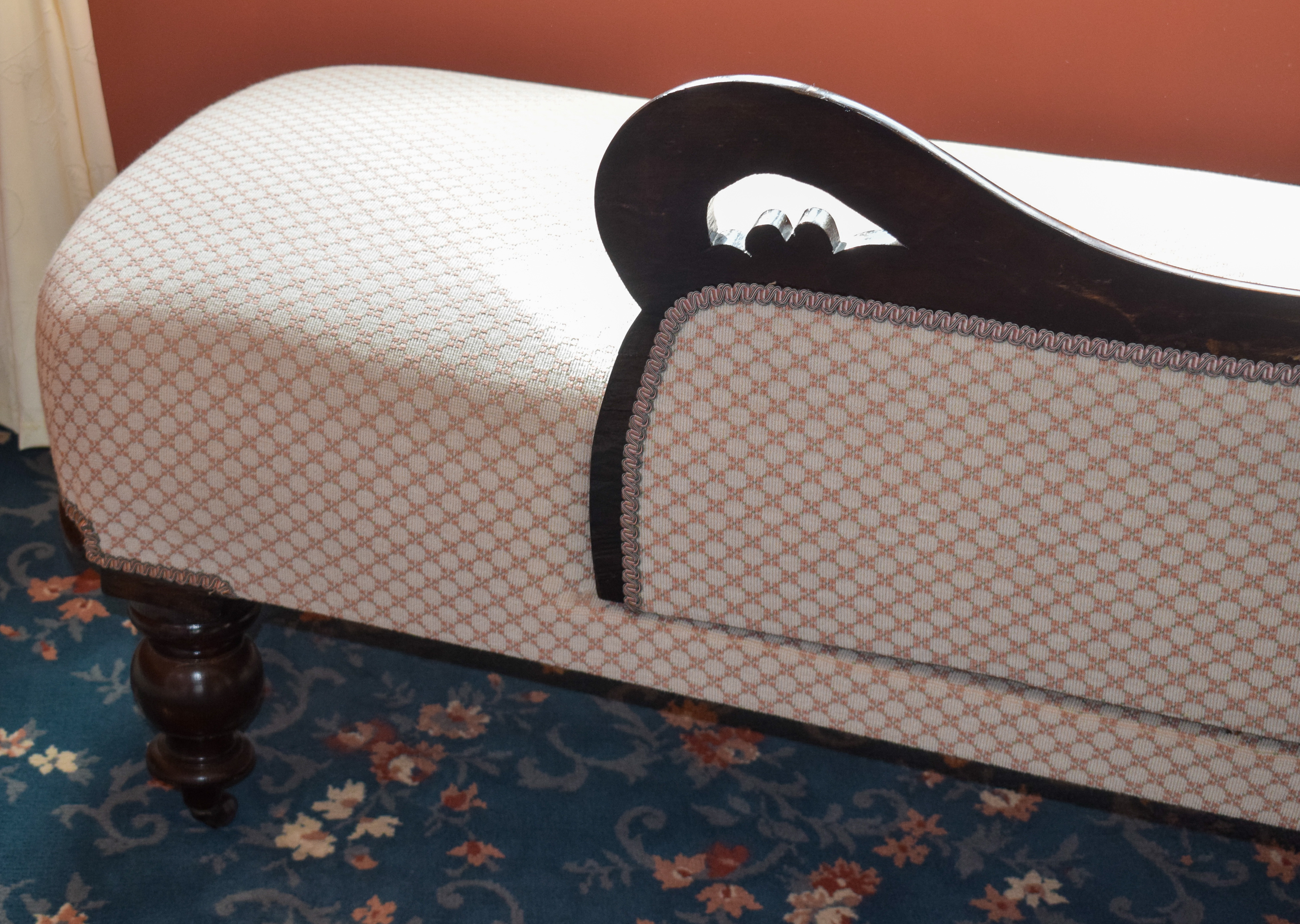 AN ANTIQUE CHAISE LOUNGE, honeycomb type upholstery. 80 cm x 190 cm. - Image 5 of 6