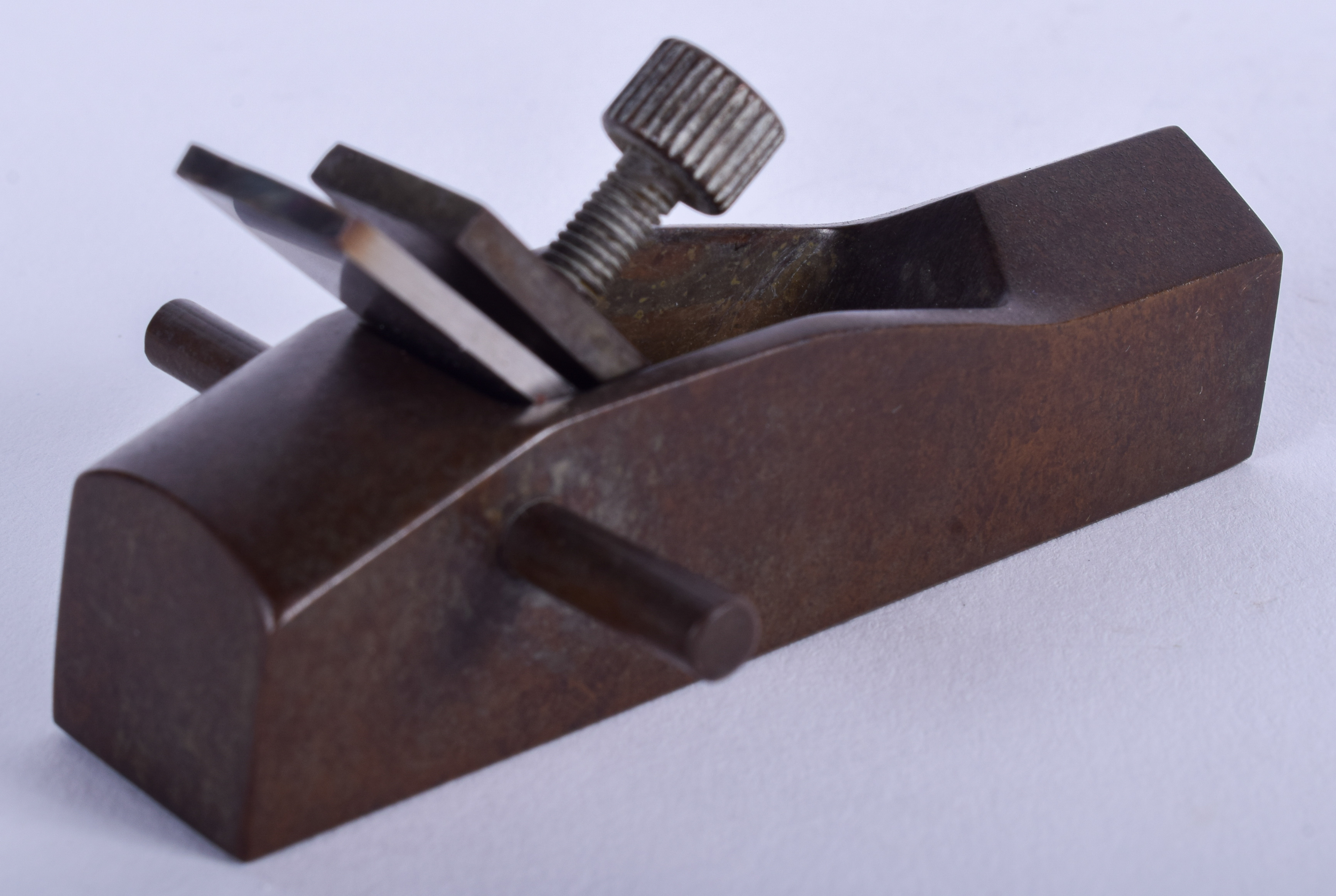 A JAPANESE BRONZE OKIMONO modelled as a carpenters plane. 8.5 cm wide. - Bild 2 aus 3