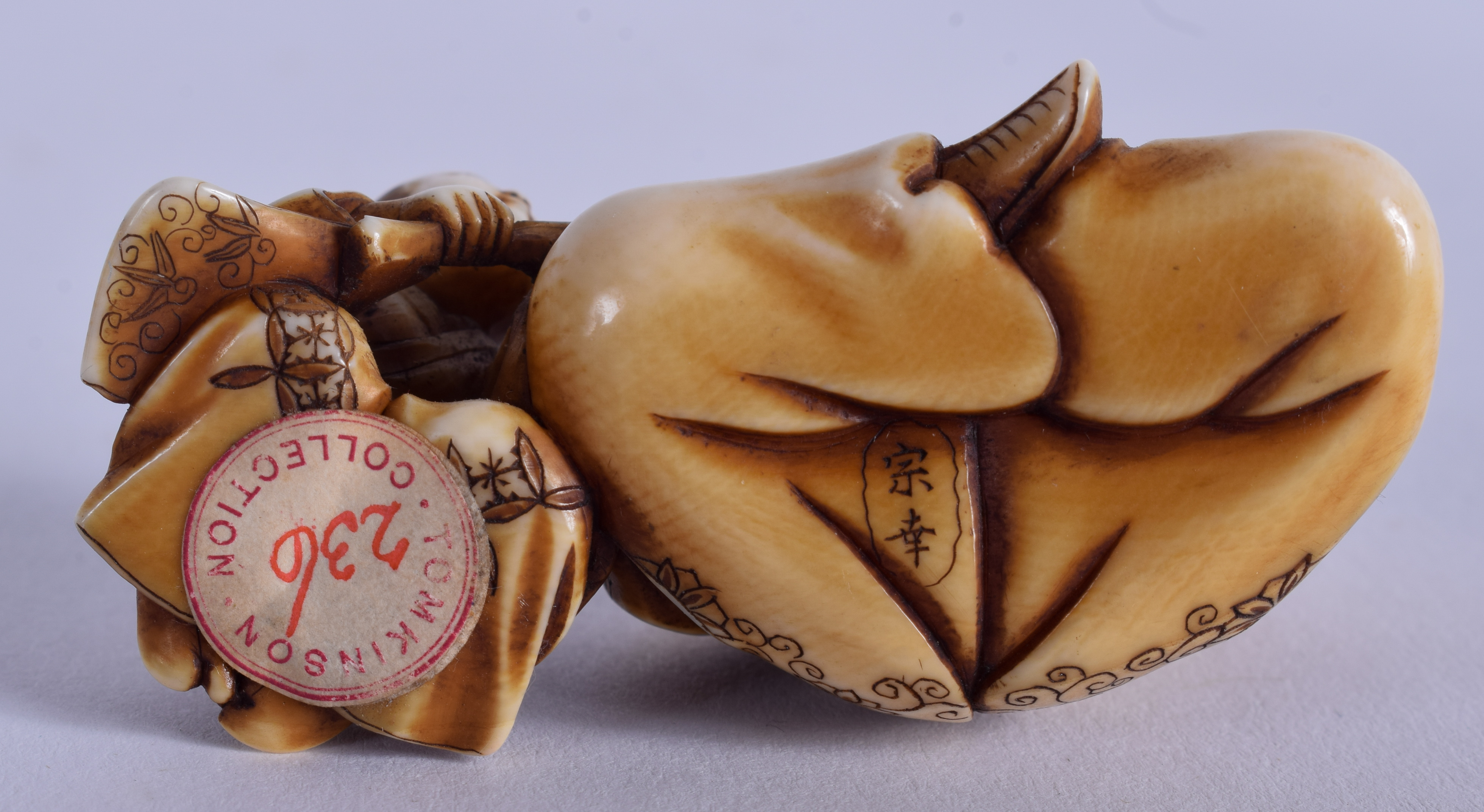 A 19TH CENTURY JAPANESE MEIJI PERIOD CARVED IVORY OKIMONO modelled as a male holding his head. 6 cm - Bild 3 aus 3