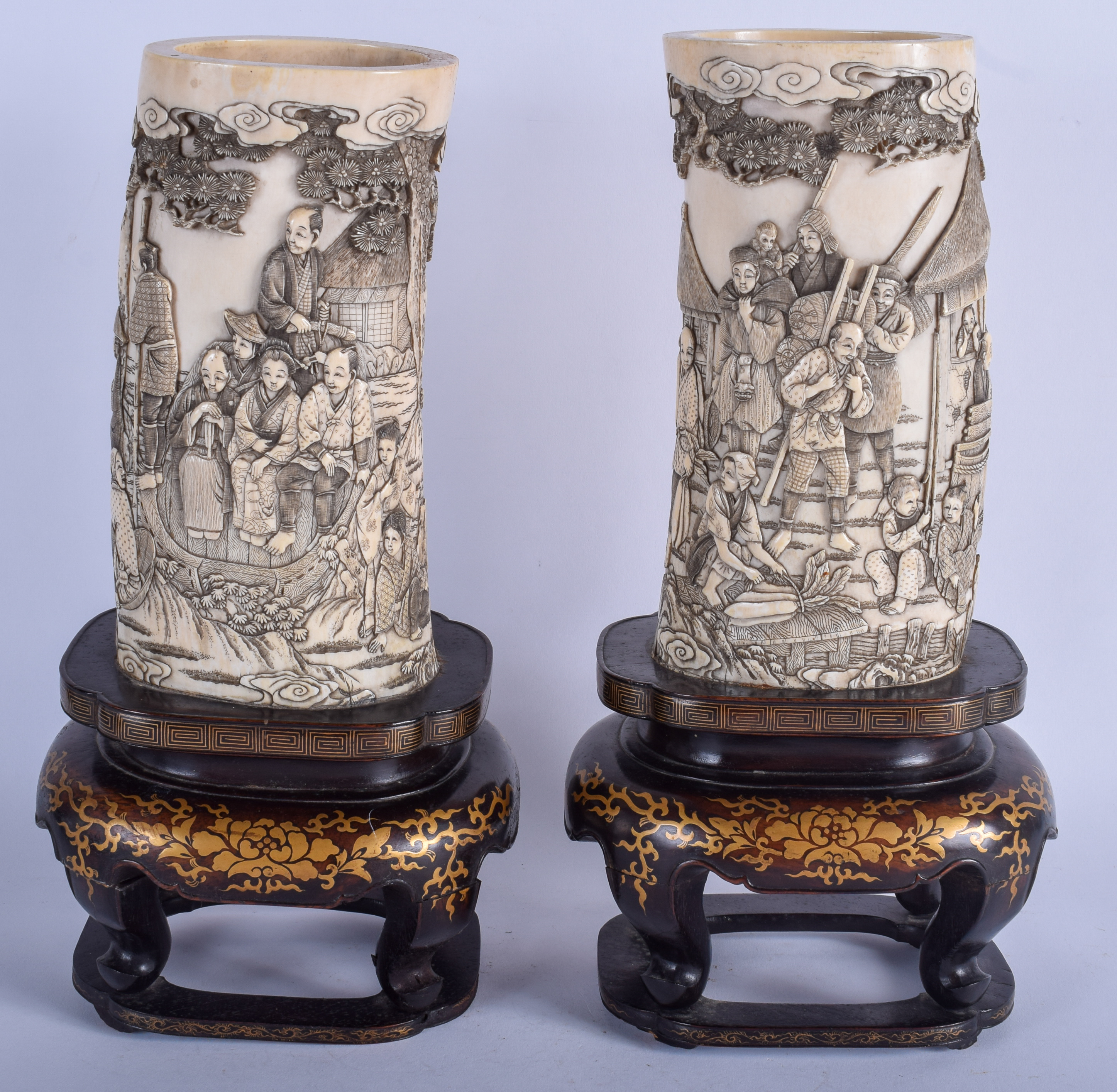 A LARGE PAIR OF 19TH CENTURY JAPANESE MEIJI PERIOD CARVED IVORY TUSK VASES upon lacquered bases. 37 - Bild 2 aus 5
