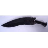 AN EARLY 20TH CENTURY NEPALESE HORN HANDLED GURKHA KUKRI, the handle formed with a steel cap. 44 cm