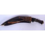 A MID 20TH CENTURY BUFFALO HORN HANDLED NEPALESE KUKRI, formed with a lion head brass terminal. 41