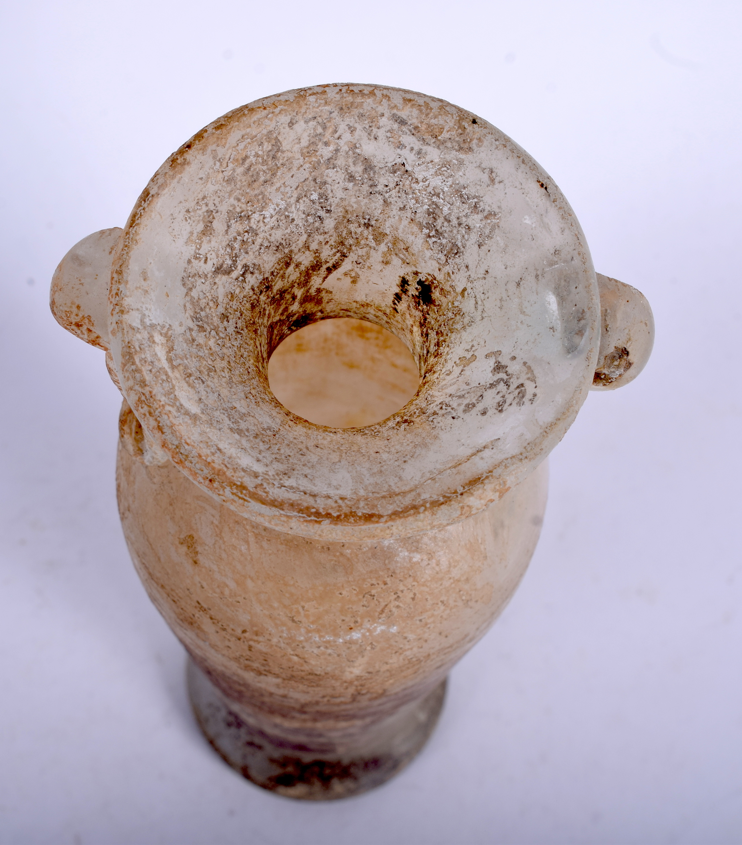 A CONTINENTAL ANTIQUITY STYLE ROMANESQUE GLASS VASE. 25 cm high. - Image 3 of 4