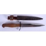 A VINTAGE COMMANDO STYLE KNIFE with niello style button. 27 cm long.