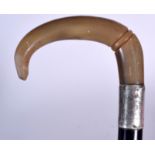 AN EARLY 20TH CENTURY COW HORN HANDLED WALKING STICK, formed with a silver collar. 87.5 cm long.