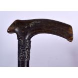 AN EARLY 20TH CENTURY RHINOCEROS HORN HANDLED WALKING STICK, formed with a silver collar. 88 cm lon