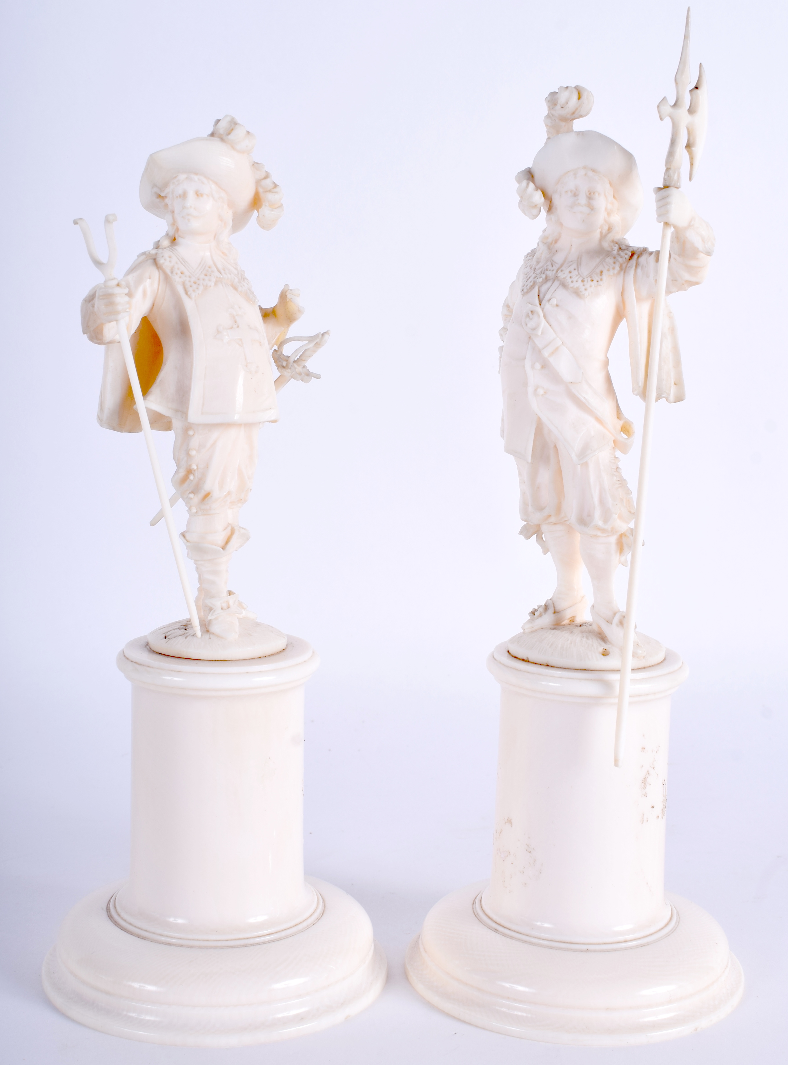 A PAIR OF 19TH CENTURY CONTINENTAL CARVED IVORY DIEPPE CAVALIERS modelled upon pedestals. 21 cm hig
