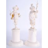 A PAIR OF 19TH CENTURY CONTINENTAL CARVED IVORY DIEPPE CAVALIERS modelled upon pedestals. 21 cm hig