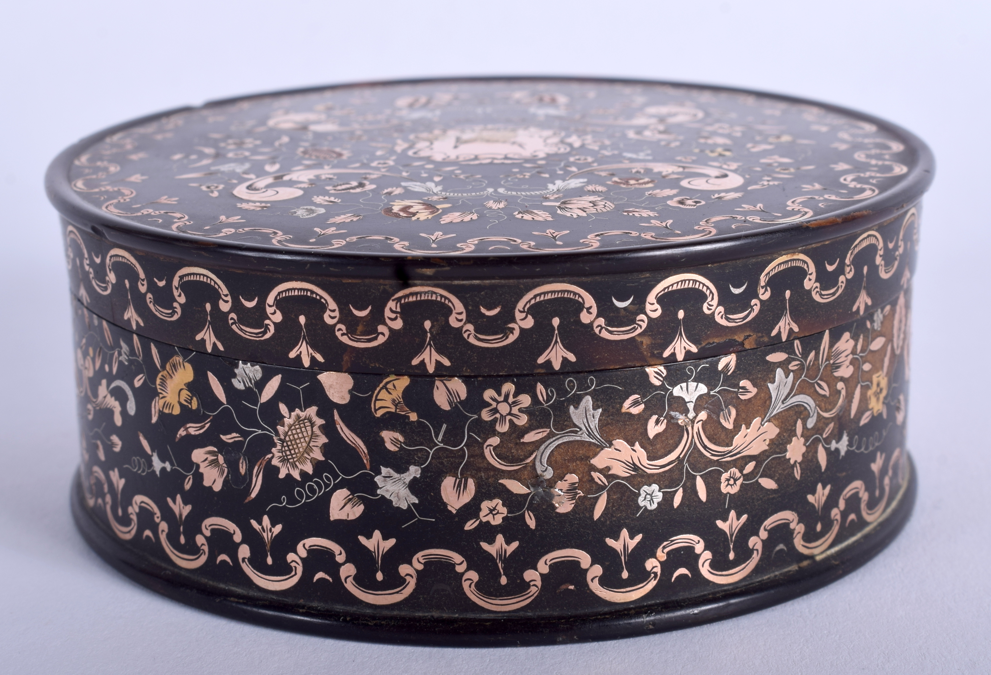 A GOOD GEORGEIII GOLD INLAID PIQUE WORK TORTOISESHELL BOX AND COVER decorated with foliage. 9 cm x