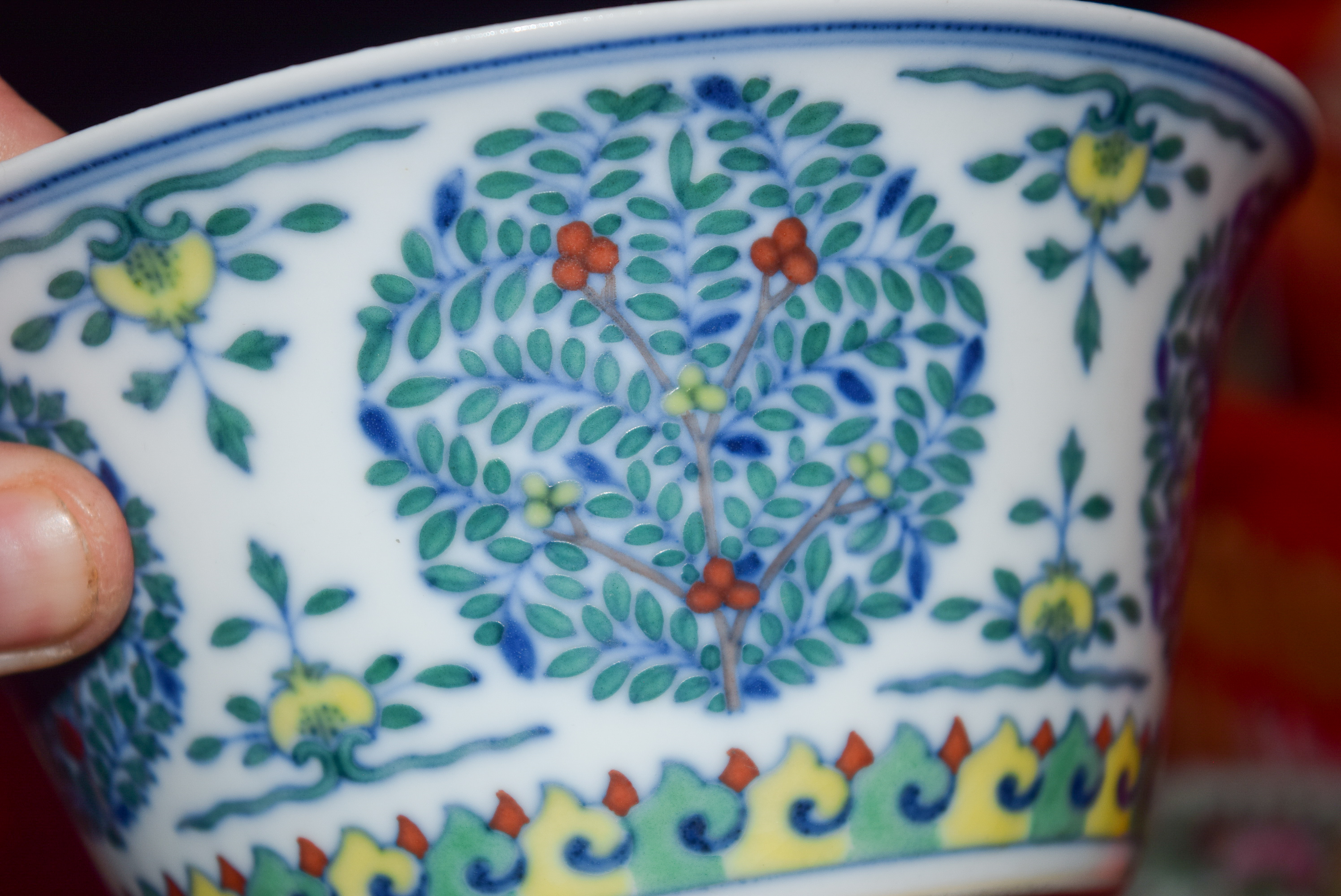 A CHINESE DOUCAI PORCELAIN BOWL BEARING QIANLONG MARKS, together with a canton basket on stand, por - Image 5 of 11