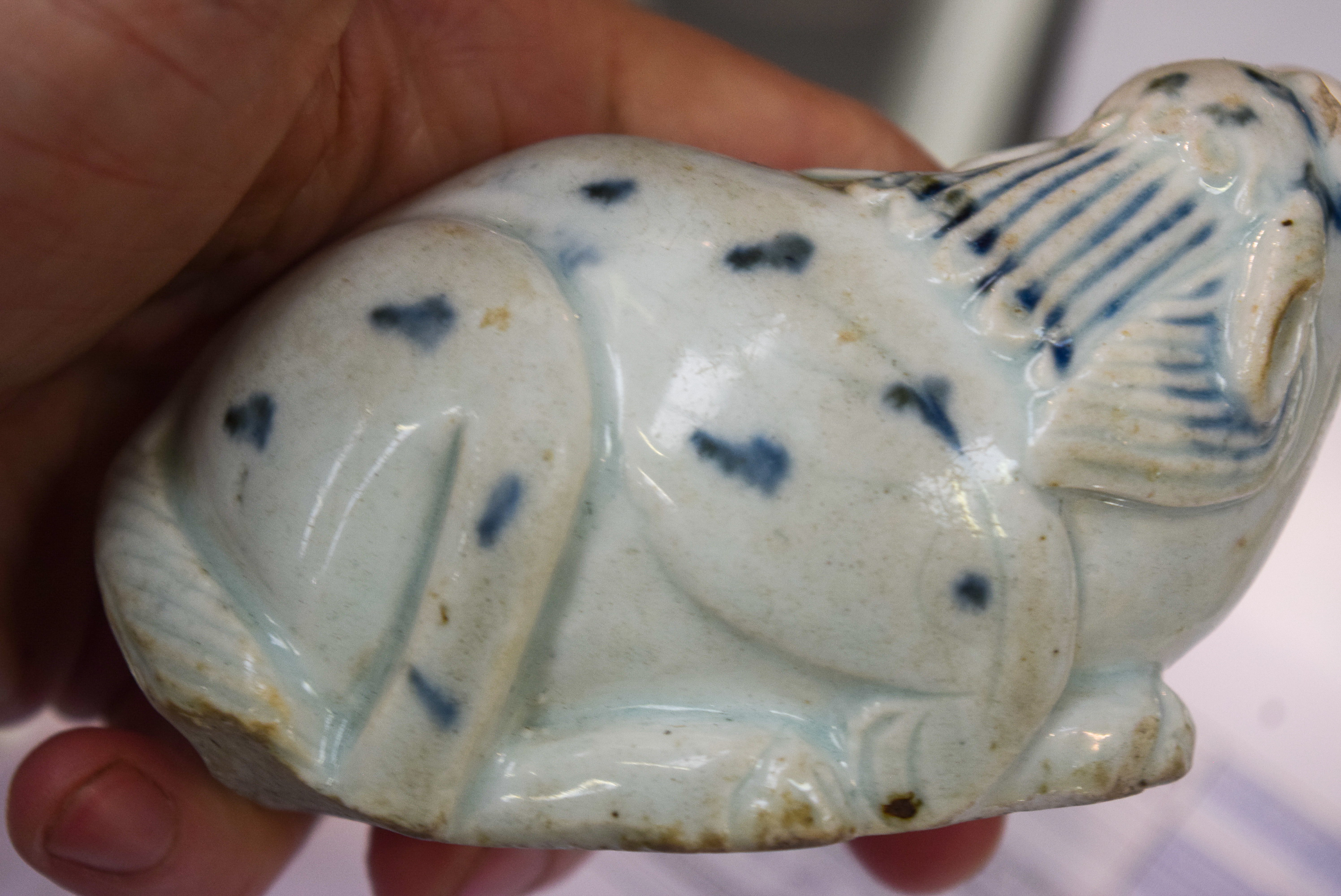 A 17TH/18TH CENTURY CHINESE KOREAN BLUE AND WHITE WATER DROPPER formed as a Buddhistic lion. 10 cm - Image 7 of 8
