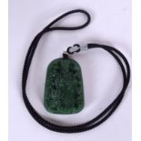 AN IMITATION JADE PEKING GLASS NECKLACE, the pendant decorated with a male holding a rui sceptre. 5