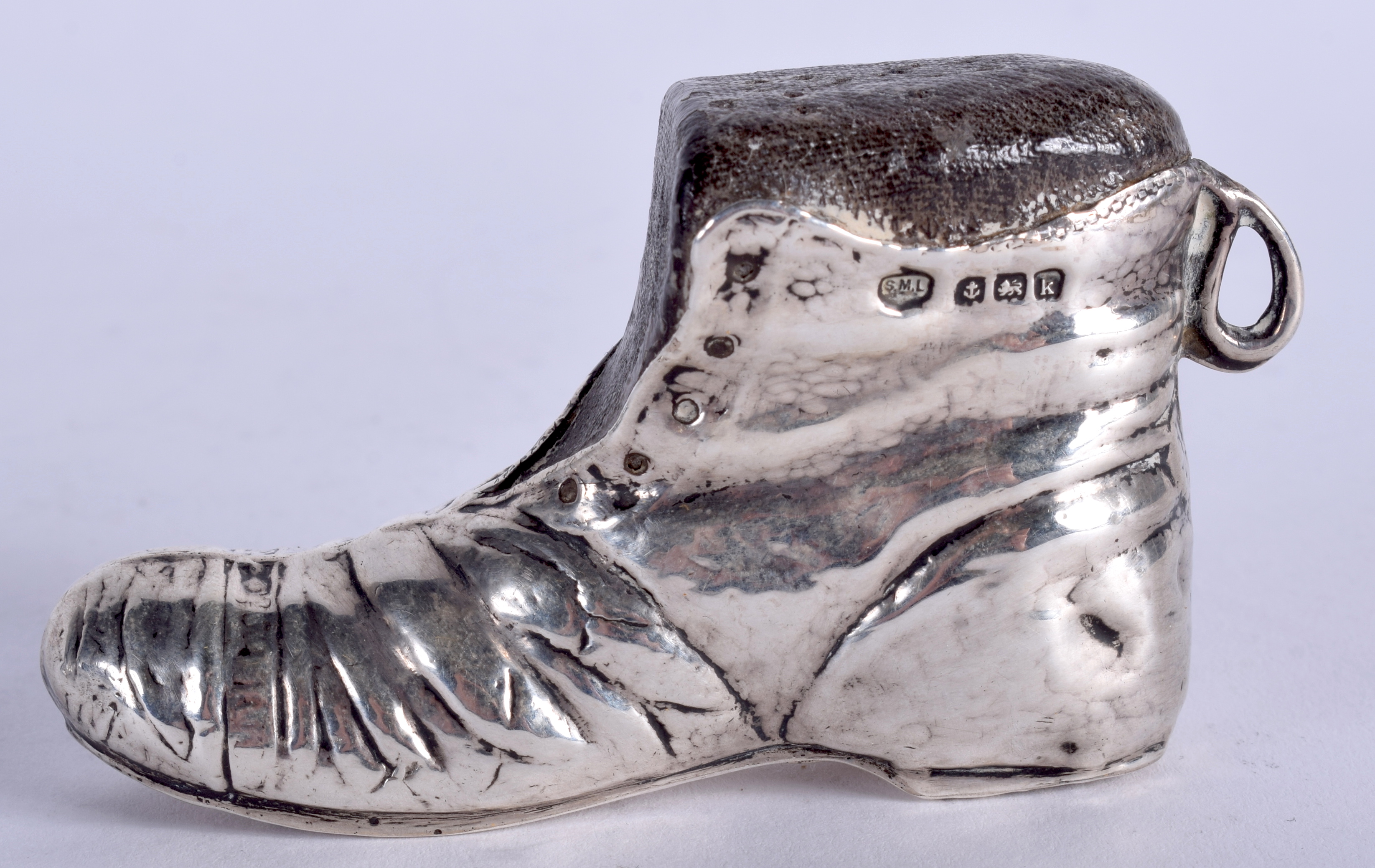 AN ANTIQUE SILVER SHOE PIN CUSHION. Birmingham 1909. 7.5 cm x 4.5 cm.