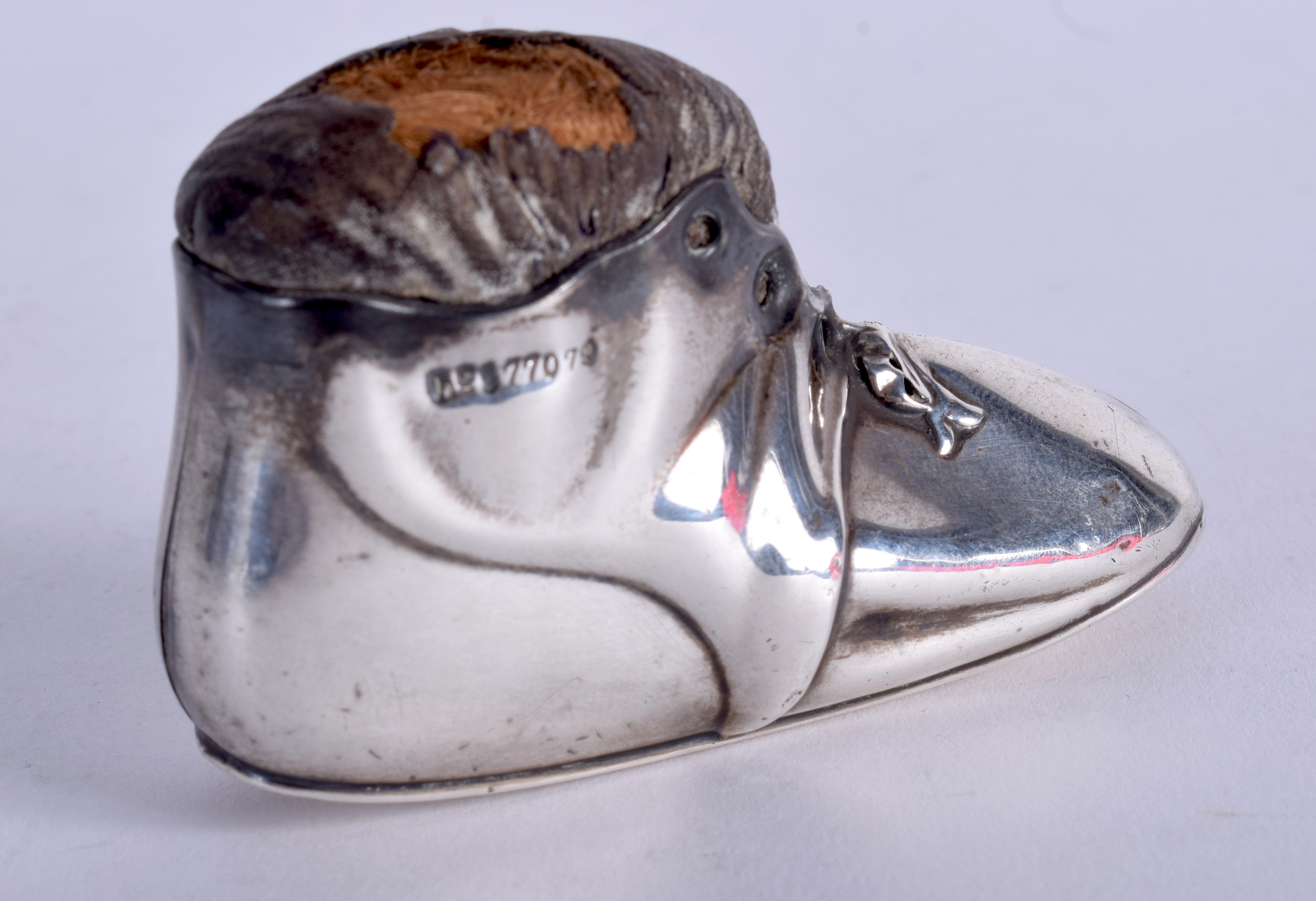 A VICTORIAN/EDWARDIAN SILVER SHOE PIN CUSHION. 7 cm x 5 cm. - Image 2 of 5