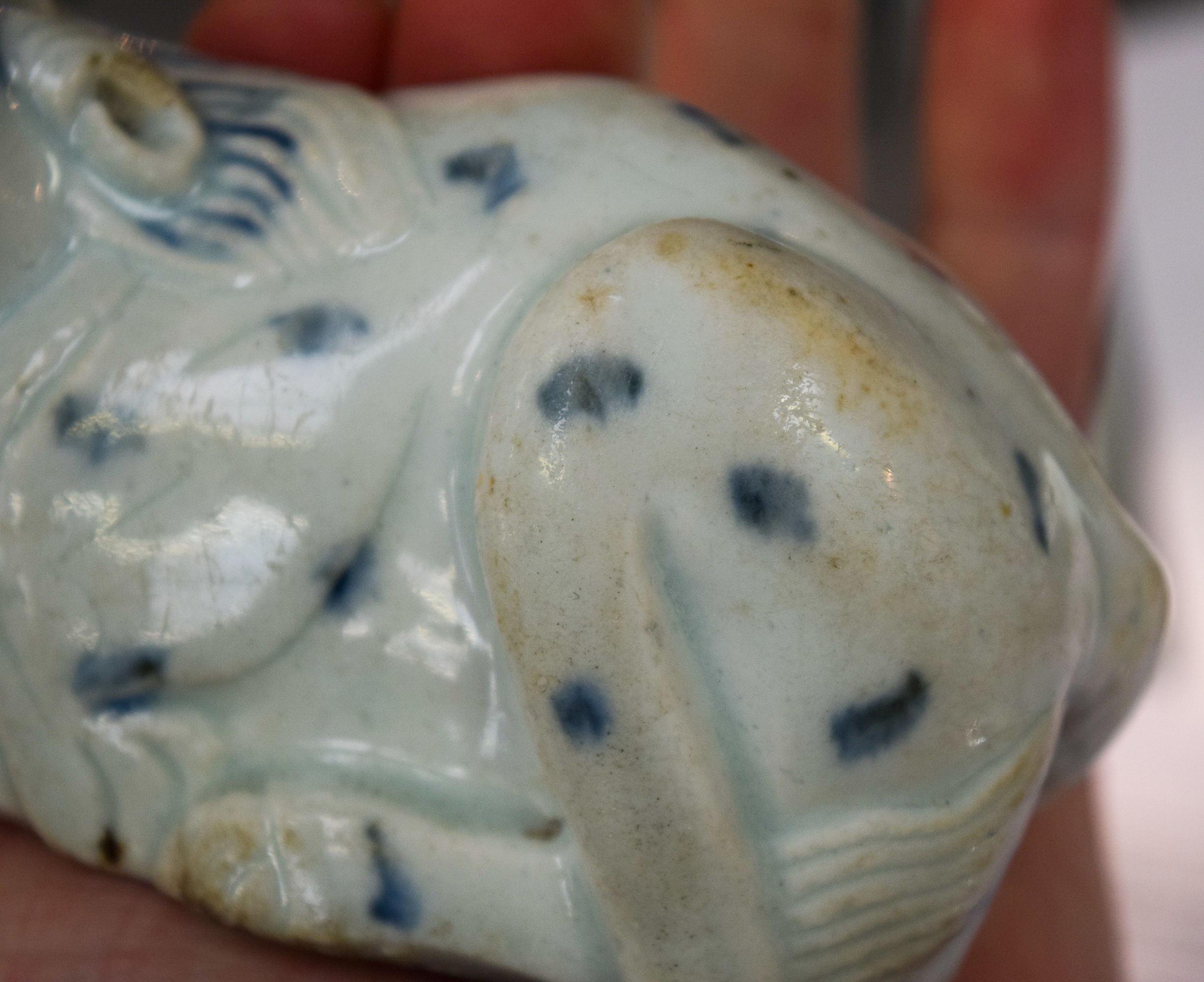 A 17TH/18TH CENTURY CHINESE KOREAN BLUE AND WHITE WATER DROPPER formed as a Buddhistic lion. 10 cm - Image 6 of 8