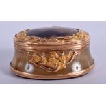 A GOOD 18TH CENTURY GOLD OVERLAID AGATE SNUFF BOX of fine quality. 5.5 cm x 3 cm.