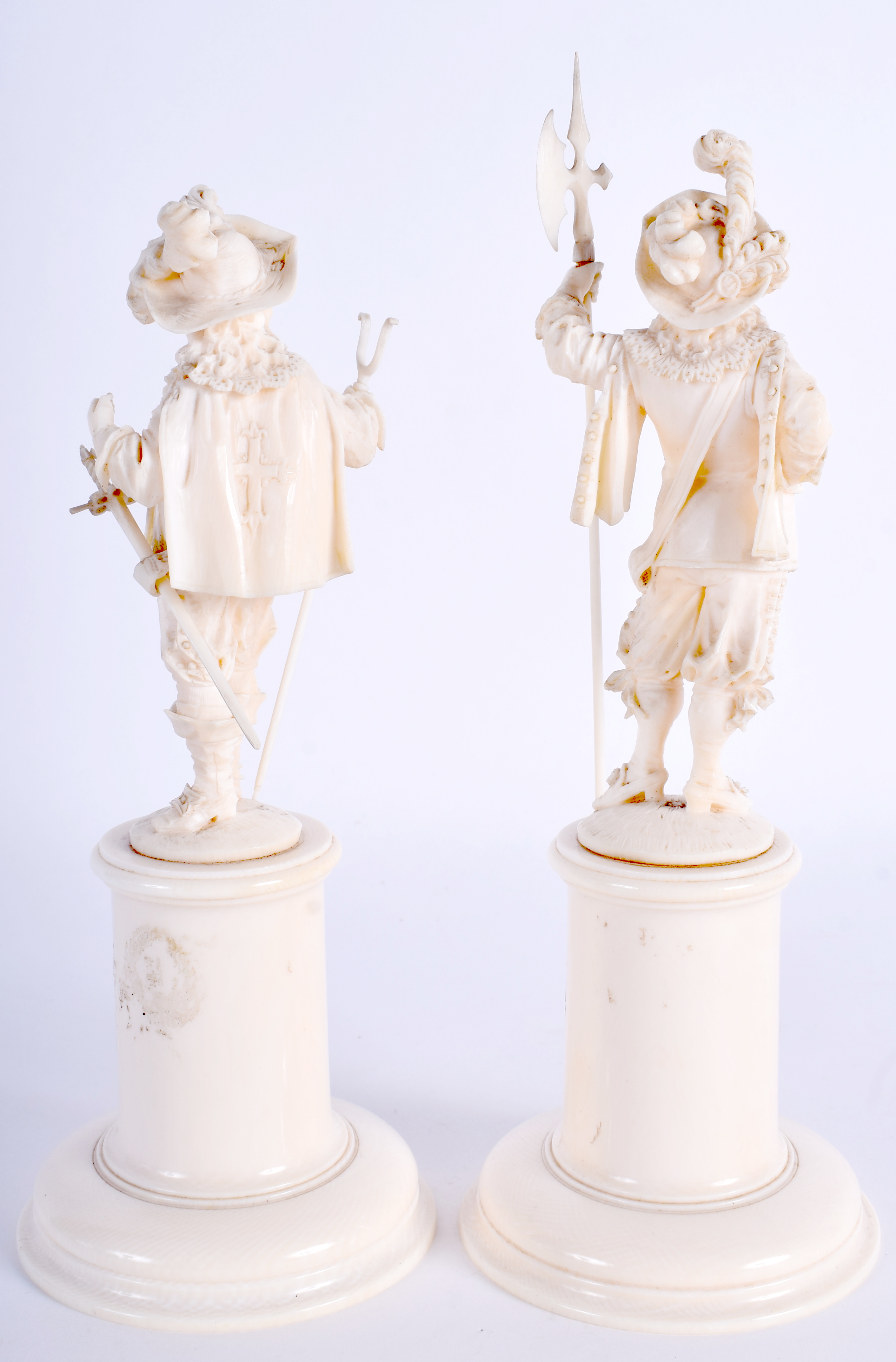 A PAIR OF 19TH CENTURY CONTINENTAL CARVED IVORY DIEPPE CAVALIERS modelled upon pedestals. 21 cm hig - Image 2 of 4