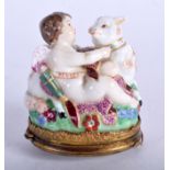 A 19TH CENTURY CONTINENTAL PORCELAIN PILL BOX Chelsea style. 4 cm x 4.5 cm.