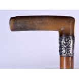 AN EARLY 20TH CENTURY RHINOCEROS HORN HANDLED WALKING STICK, formed with a London hallmarked silver