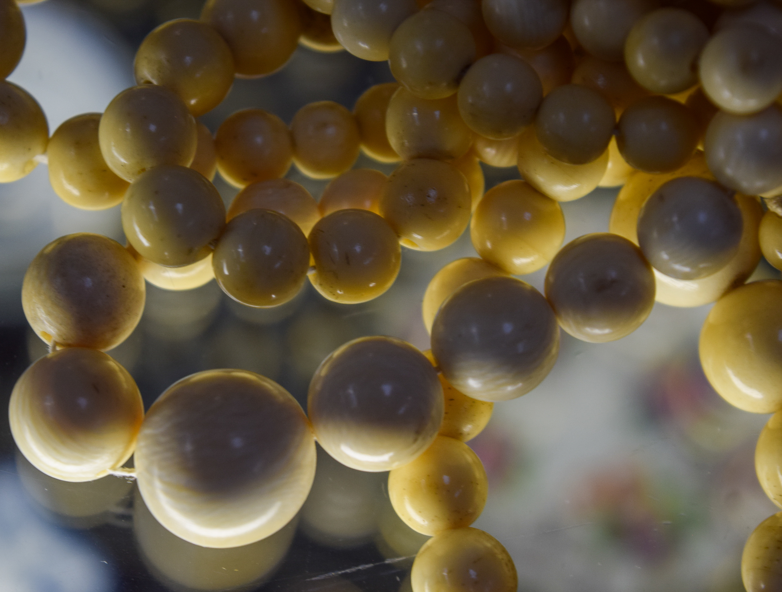 FIVE ANTIQUE IVORY NECKLACES, formed with spherical beads. Longest 102 cm. (5) - Image 3 of 3