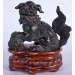 A 17TH CENTURY CHINESE BRONZE BUDDHISTIC DOG OF FOE Ming. Bronze 8.5 cm x 7.5 cm.