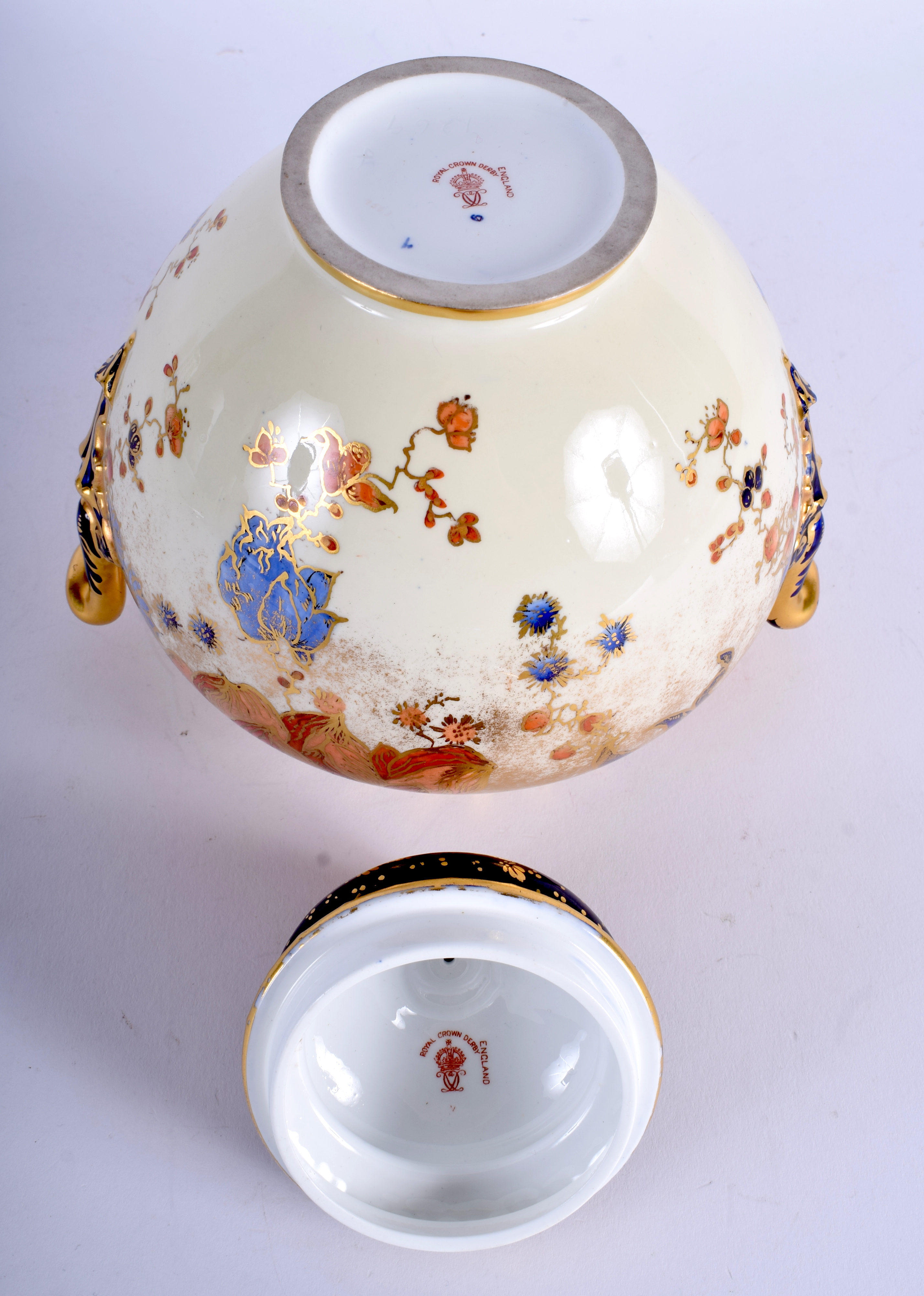 AN ANTIQUE ROYAL CROWN DERBY TWIN HANDLED PORCELAIN VASE AND COVER possibly for the Middle Eastern - Image 4 of 4