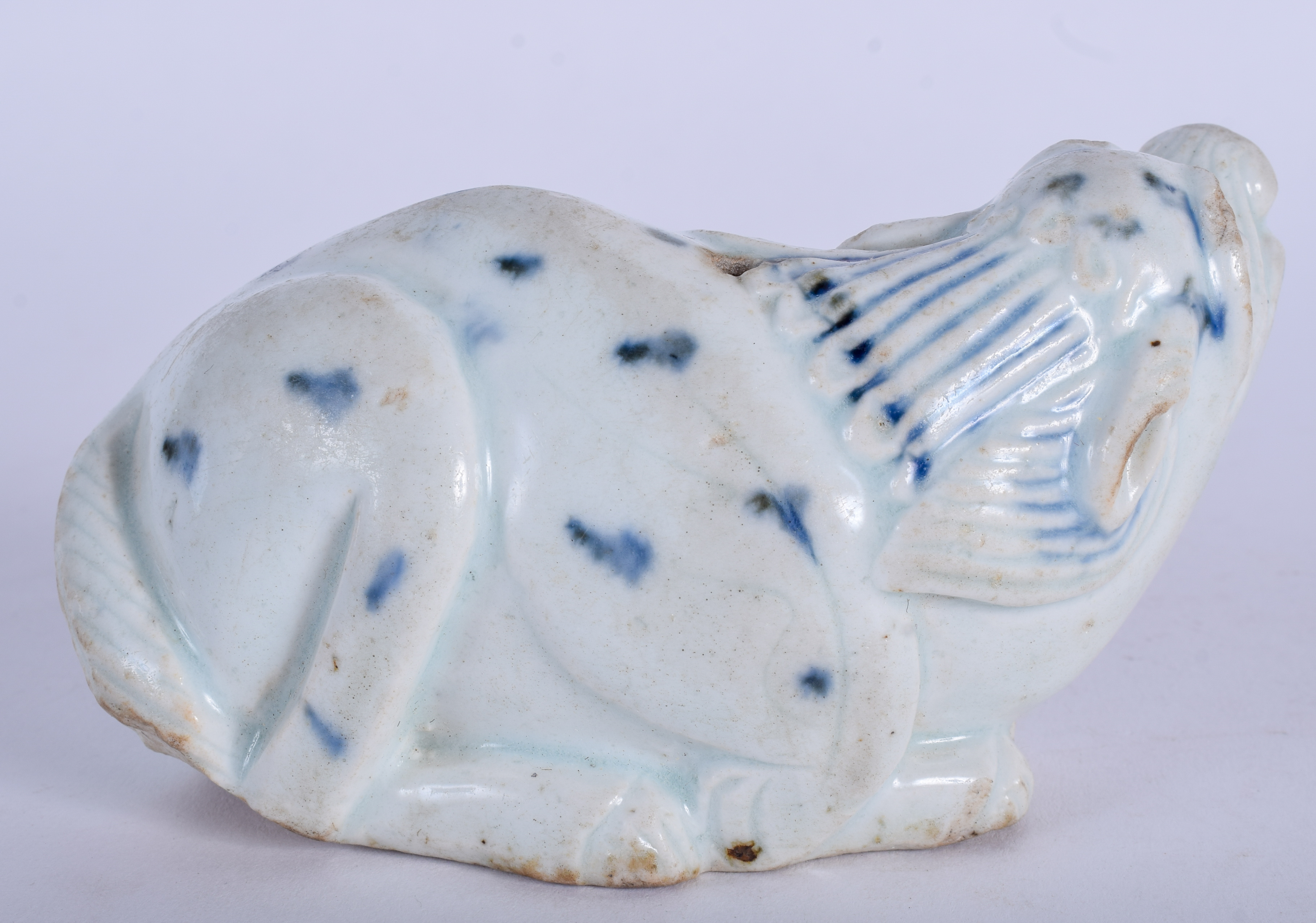 A 17TH/18TH CENTURY CHINESE KOREAN BLUE AND WHITE WATER DROPPER formed as a Buddhistic lion. 10 cm - Image 2 of 8