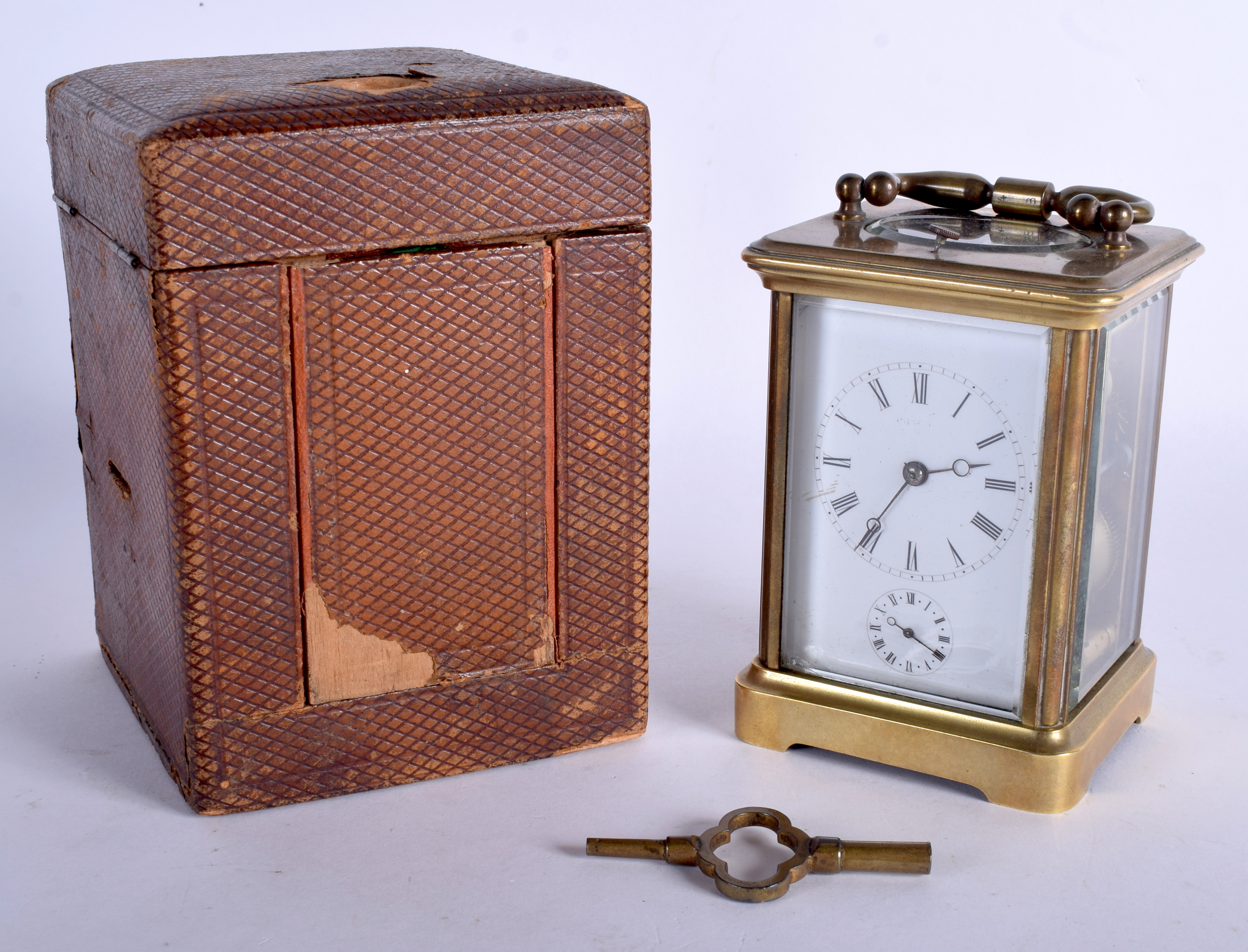 AN ANTIQUE REPEATING BRASS CARRIAGE CLOCK with white enamel dial. 15 cm high inc handle. - Bild 5 aus 5