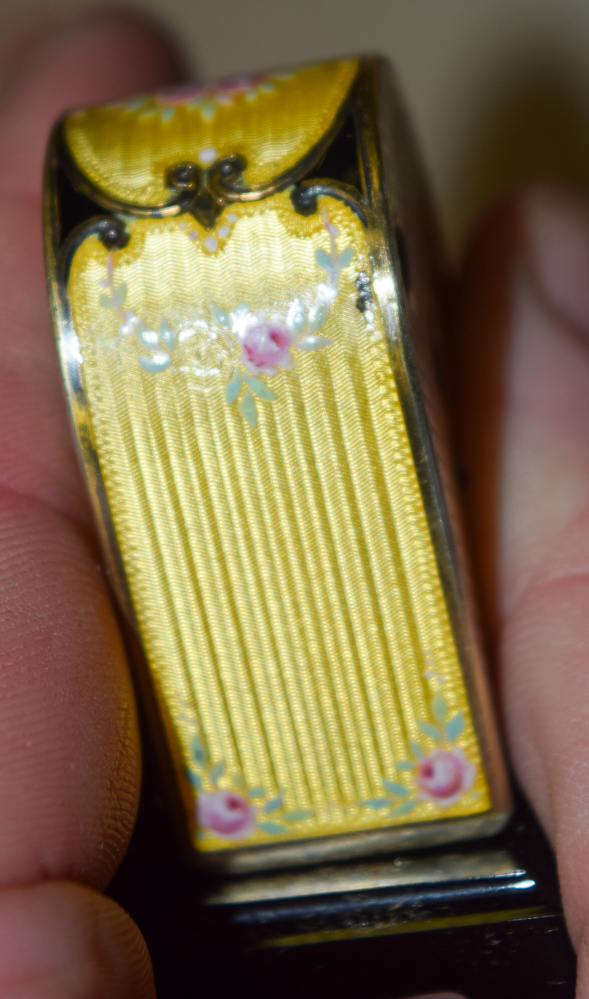 A FINE EARLY 20TH CENTURY FRENCH SWISS SILVER AND ENAMEL MINIATURE CLOCK painted with flowers. 5 cm - Bild 5 aus 11