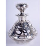 AN ART NOUVEAU SILVER OVERLAID GLASS SCENT BOTTLE AND STOPPER. 11 cm high.