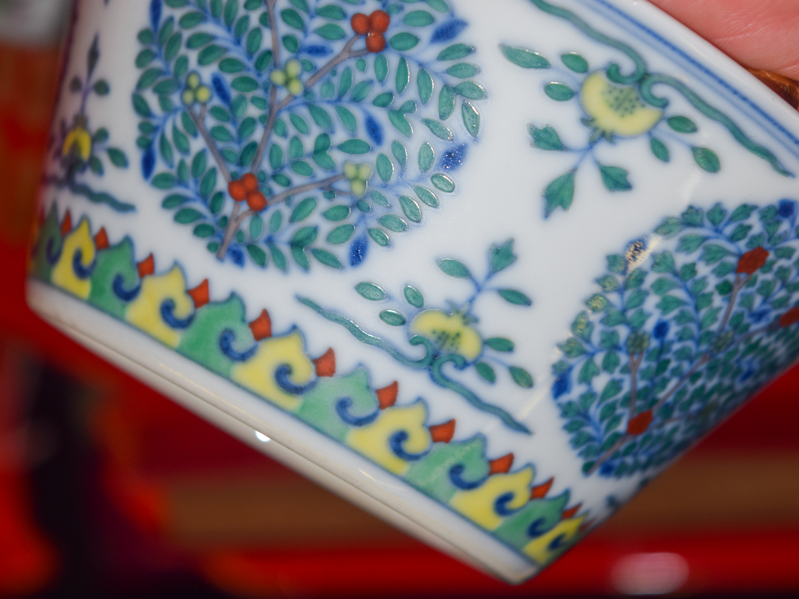 A CHINESE DOUCAI PORCELAIN BOWL BEARING QIANLONG MARKS, together with a canton basket on stand, por - Image 7 of 11