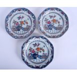 THREE 18TH CENTURY CHINESE EXPORT FAMILLE ROSE PLATES Qianlong. 22 cm wide. (3)