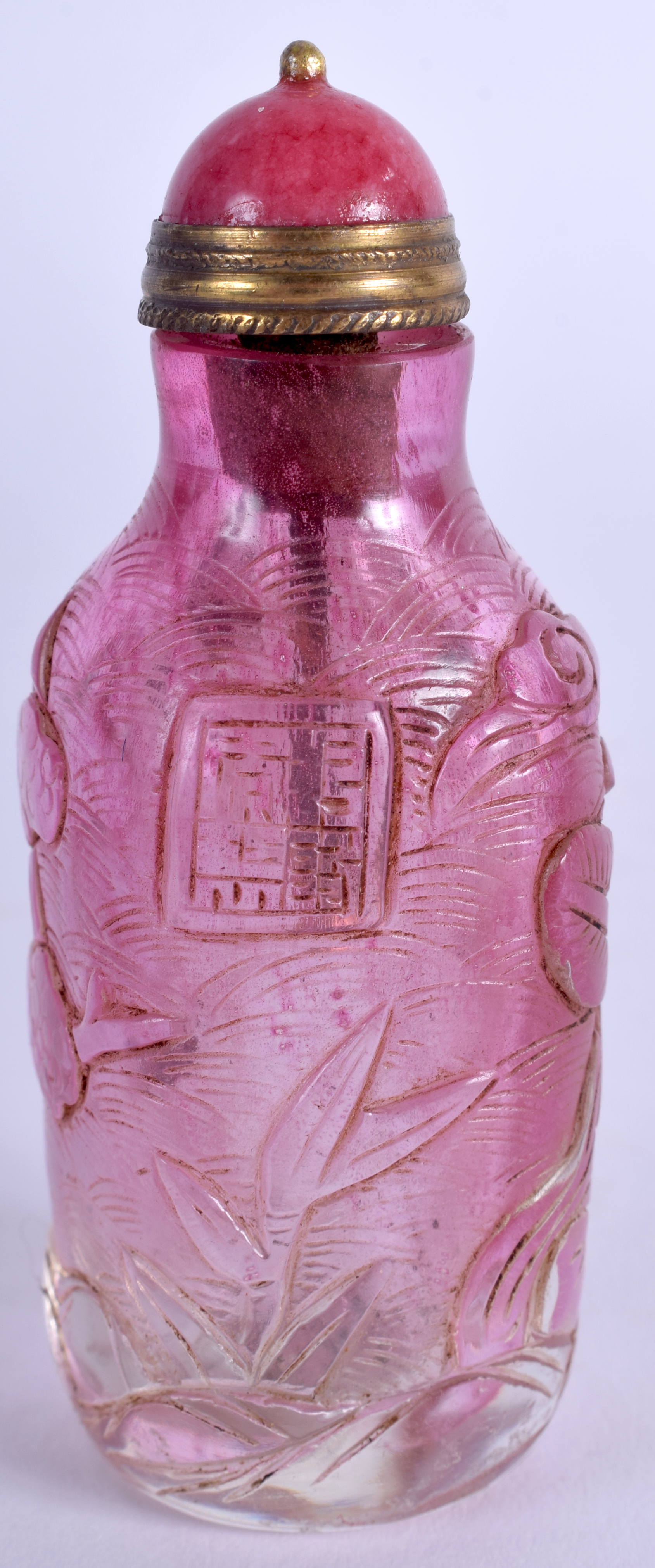 AN EARLY 20TH CENTURY CHINESE CARVED PEKING GLASS SNUFF BOTTLE Qing. 8 cm high.