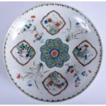 A LARGE 17TH CENTURY CHINESE KANGXI FAMILLE VERTE DISH Kangxi, painted with floral sprays. 25 cm di