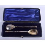 A PAIR OF 19TH CENTURY RUSSIAN NIELLO SILVER SPOONS. 13 cm long.
