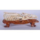 AN EARLY 20TH CENTURY CHINESE CARVED IVORY CRAB GROUP Late Qing/Republic. 17 cm x 6 cm.