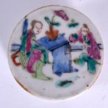 AN EARLY 20TH CENTURY CHINESE FAMILLE ROSE PORCELAIN BOX AND COVER, painted with figures and foliag