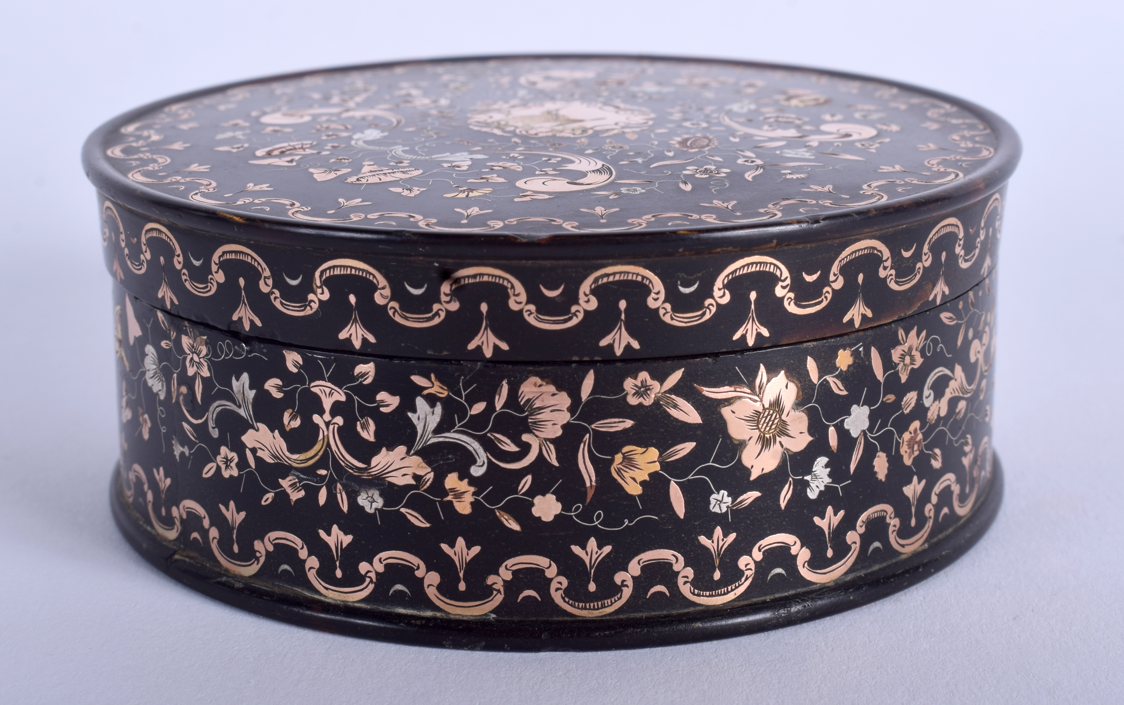 A GOOD GEORGEIII GOLD INLAID PIQUE WORK TORTOISESHELL BOX AND COVER decorated with foliage. 9 cm x - Image 3 of 5