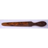 AN ANTIQUE JEWISH OLIVE WOOD PAGE TURNER, bearing Hebrew inscription. 31 cm long