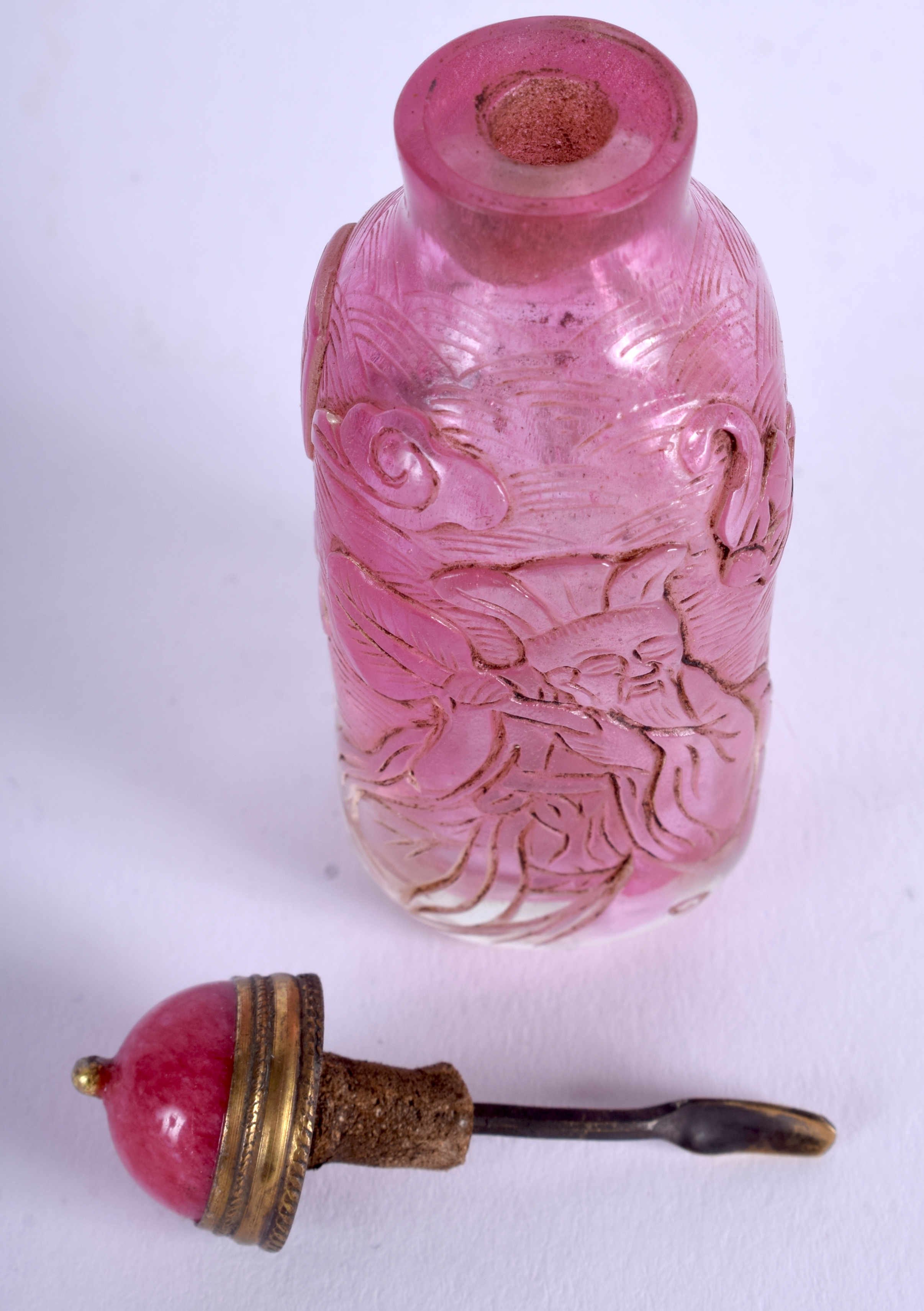 AN EARLY 20TH CENTURY CHINESE CARVED PEKING GLASS SNUFF BOTTLE Qing. 8 cm high. - Image 3 of 3