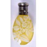 AN ANTIQUE SILVER AND YELLOW CAMEO GLASS SCENT BOTTLE Attributed to Thomas Webb. 7.75 cm x 4 cm.