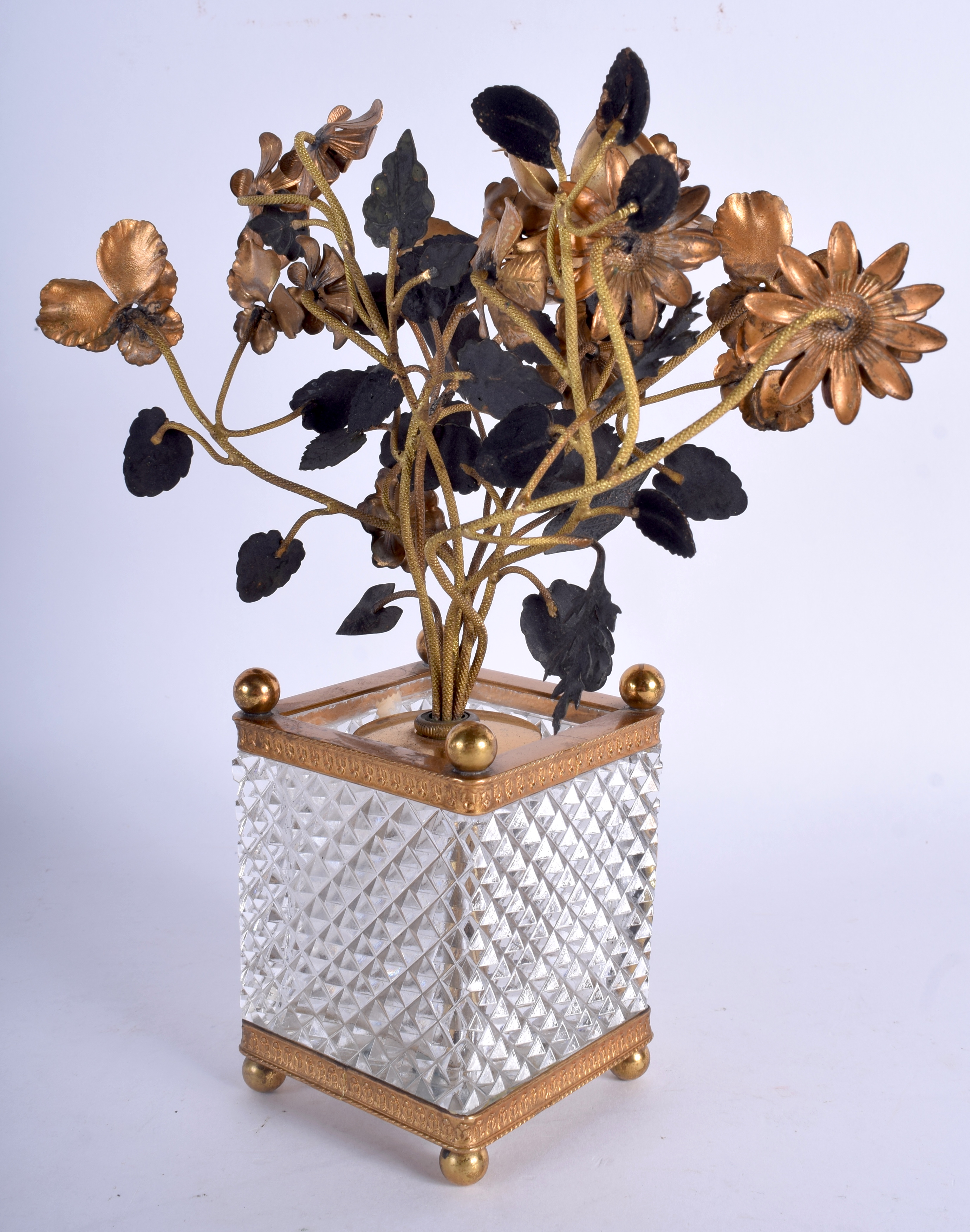 A RARE LATE 19TH CENTURY FRENCH EMPIRE STYLE GLASS AND GILT BRASS CLOCK formed as an urn of flowers - Bild 3 aus 4