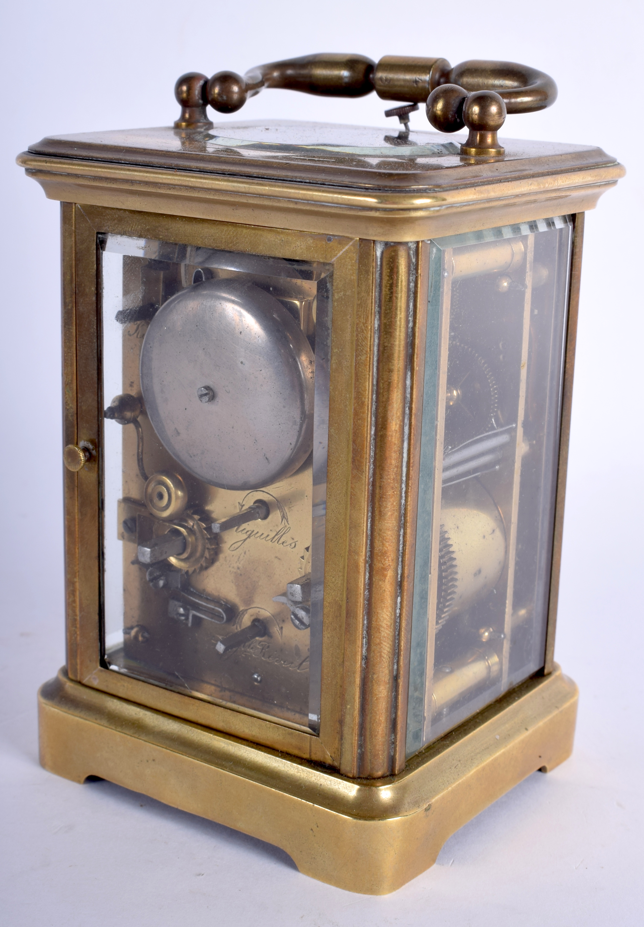 AN ANTIQUE REPEATING BRASS CARRIAGE CLOCK with white enamel dial. 15 cm high inc handle. - Bild 2 aus 5