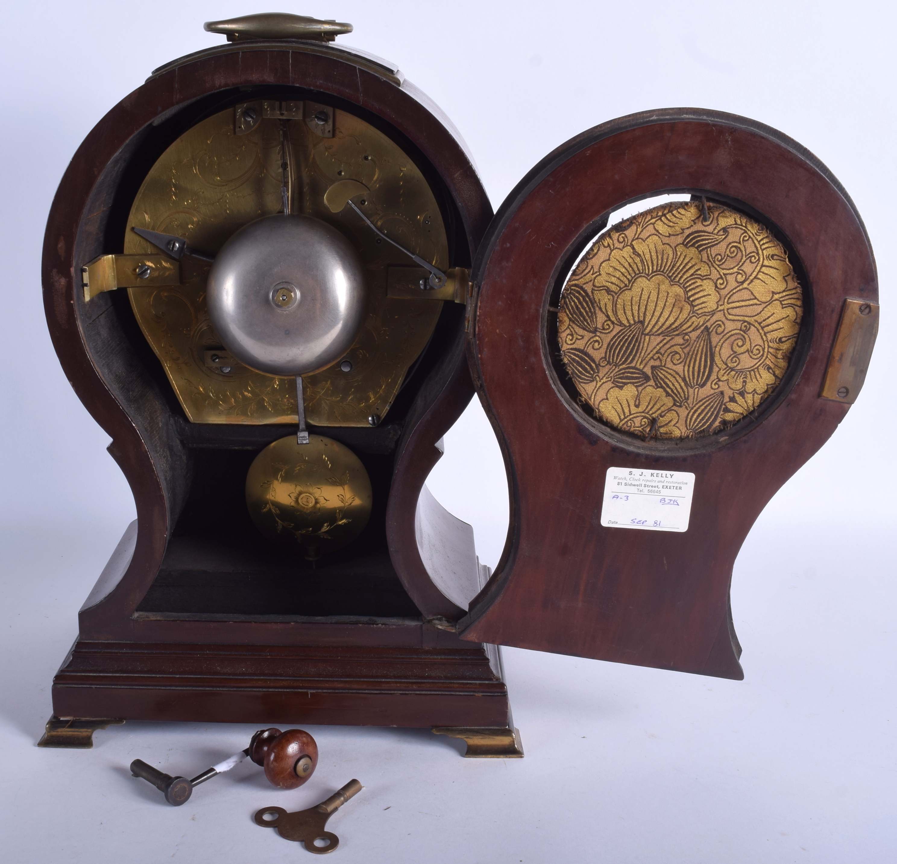 A WILLIAM IV MAHOGANY BALLOON SHAPED MANTEL CLOCK with large circular dial and brass feet. 43 cm hi - Bild 2 aus 2